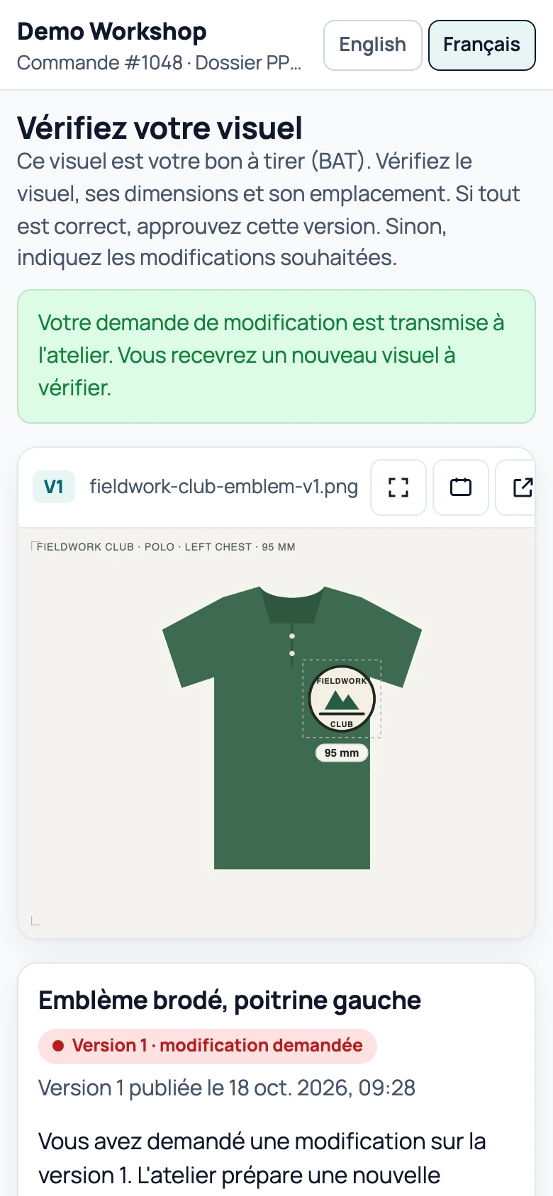 Page de validation après l'envoi : message de confirmation, visuel V1 marqué « modification demandée », commentaire du client conservé sous le visuel.