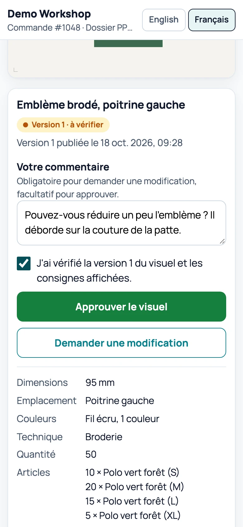 La même page avec le commentaire du client saisi : « Pouvez-vous réduire un peu l'emblème ? Il déborde sur la couture de la patte. » et la case de confirmation cochée.