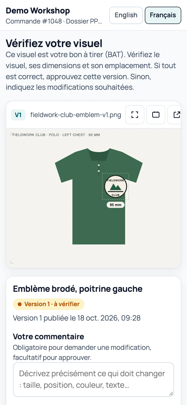 Page de validation ProofLivo sur un téléphone : visuel V1 du polo avec l'emblème à 95 mm, consignes de broderie, case de confirmation et deux boutons, Approuver le visuel et Demander une modification.
